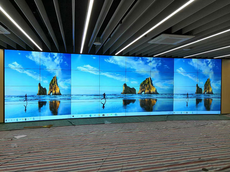 55寸液晶拼接屏上海圣象展厅案例图片2