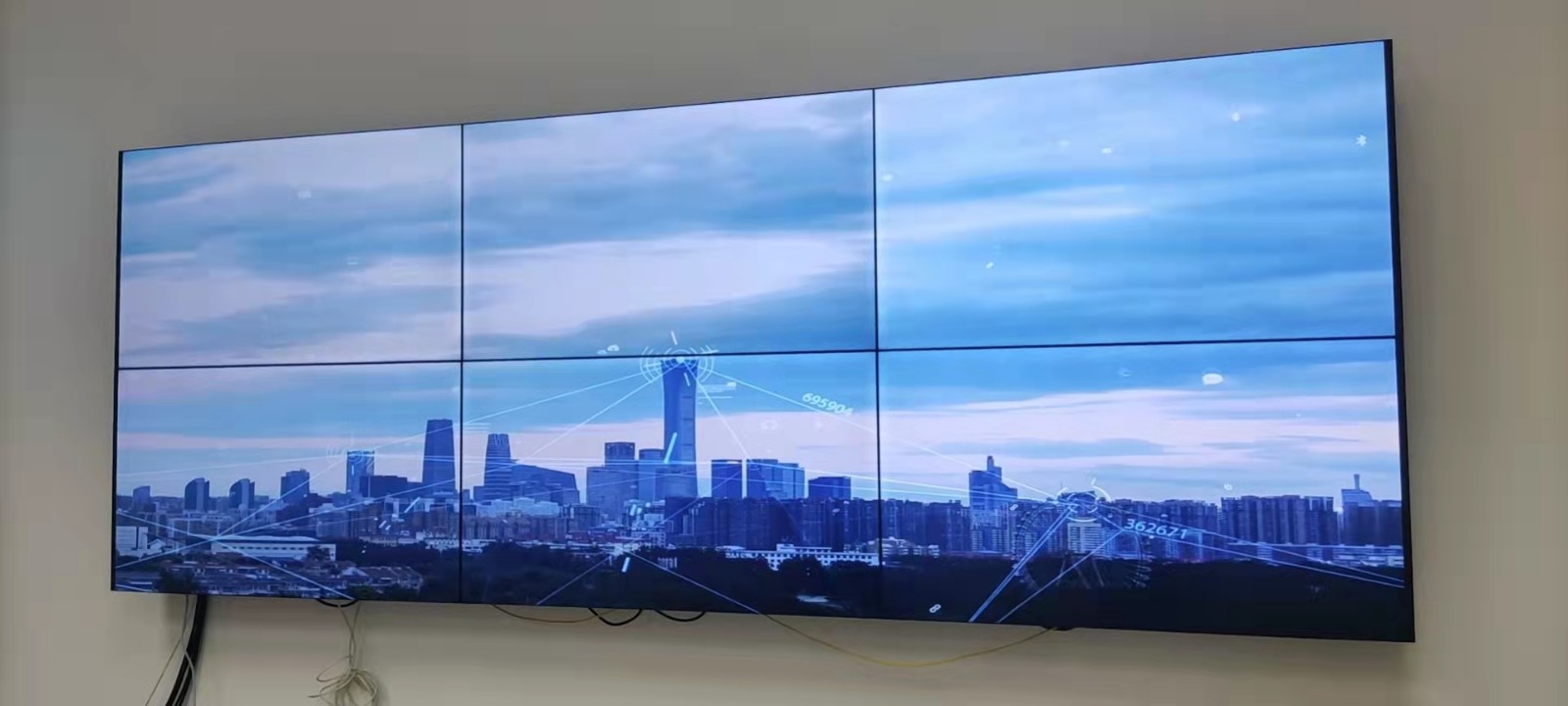 广州大学55寸3.5MM拼缝2X3壁挂液晶拼接墙展示案例图片