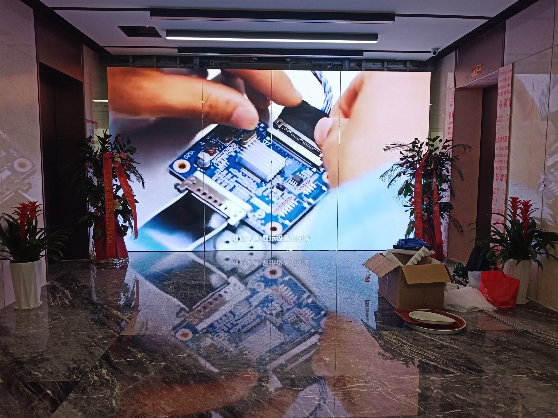 郑州一工程公司LED显示屏开合门案例图片