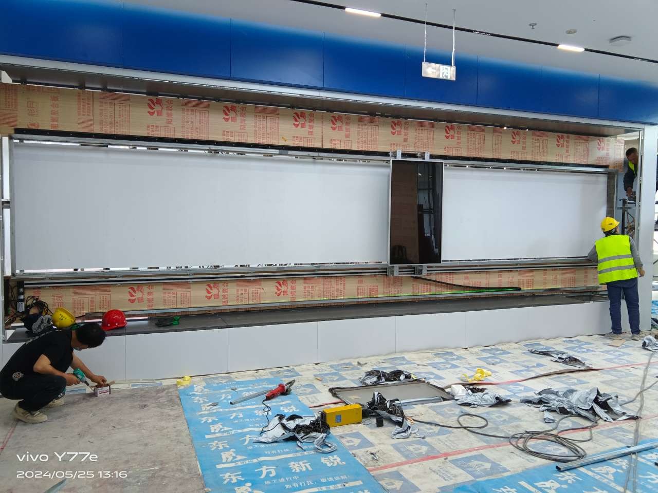 新疆博尔塔拉双河市55寸4.8米滑轨屏安装