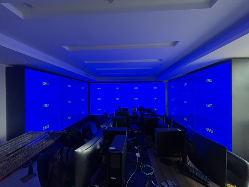 55寸1.8MM拼接屏产品型号 机柜支架安装案例