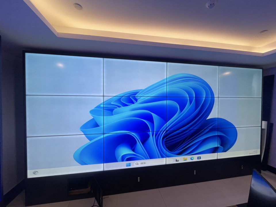 会议中心55寸1.8MM拼接屏应用：3×4拼接大屏