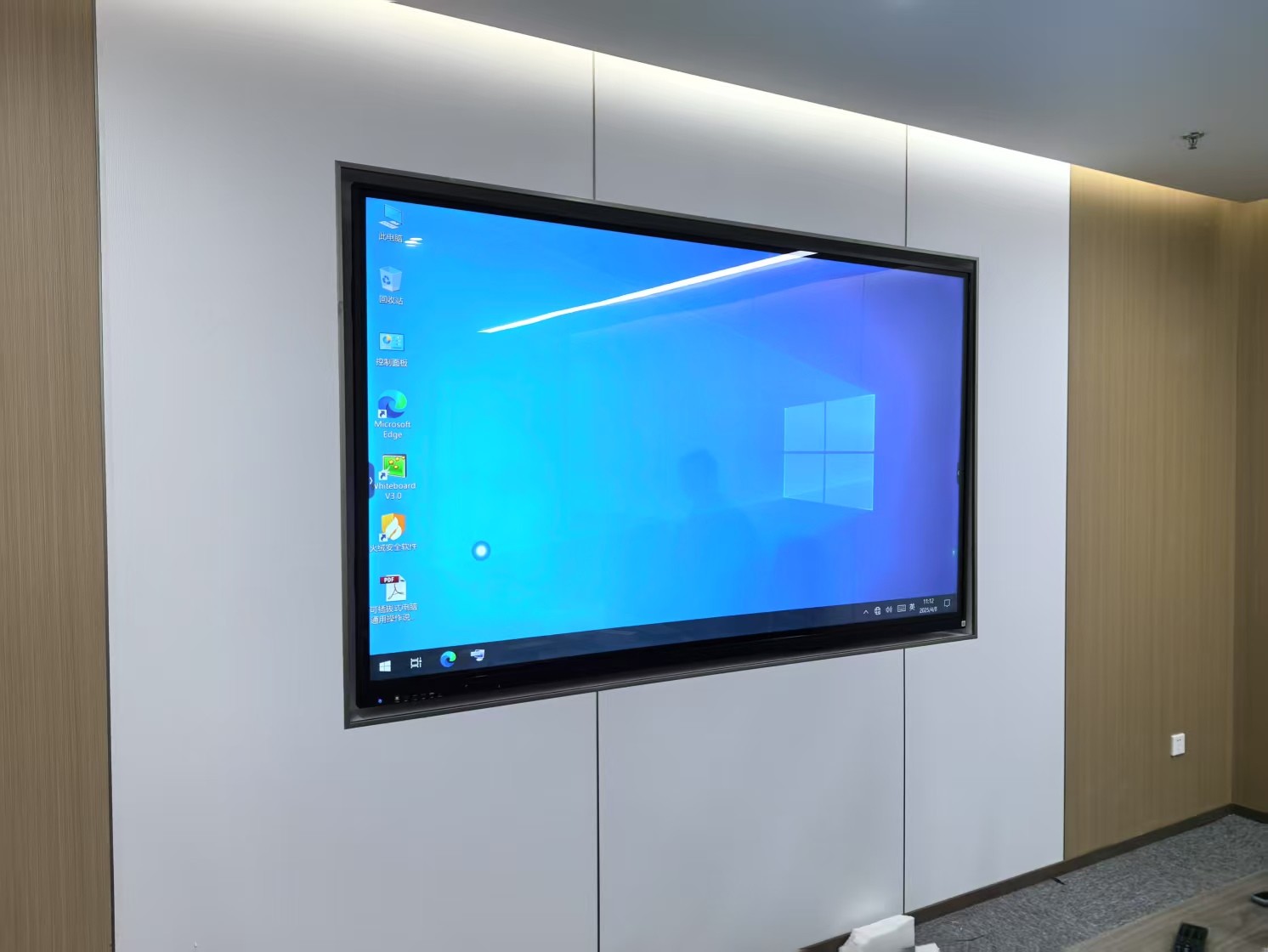 98寸会议一体机——高效会议解决方案