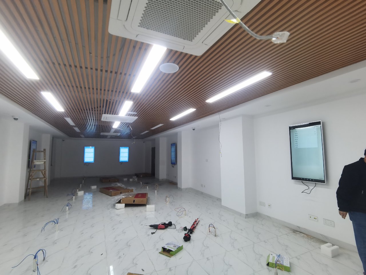 职工食堂项目49寸红外触摸一体机完成