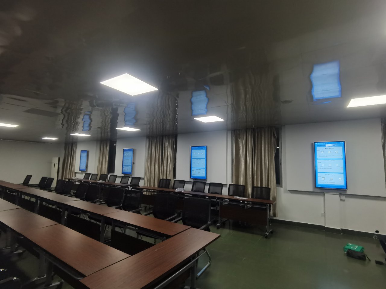 职工食堂项目49寸红外触摸一体机案例图片