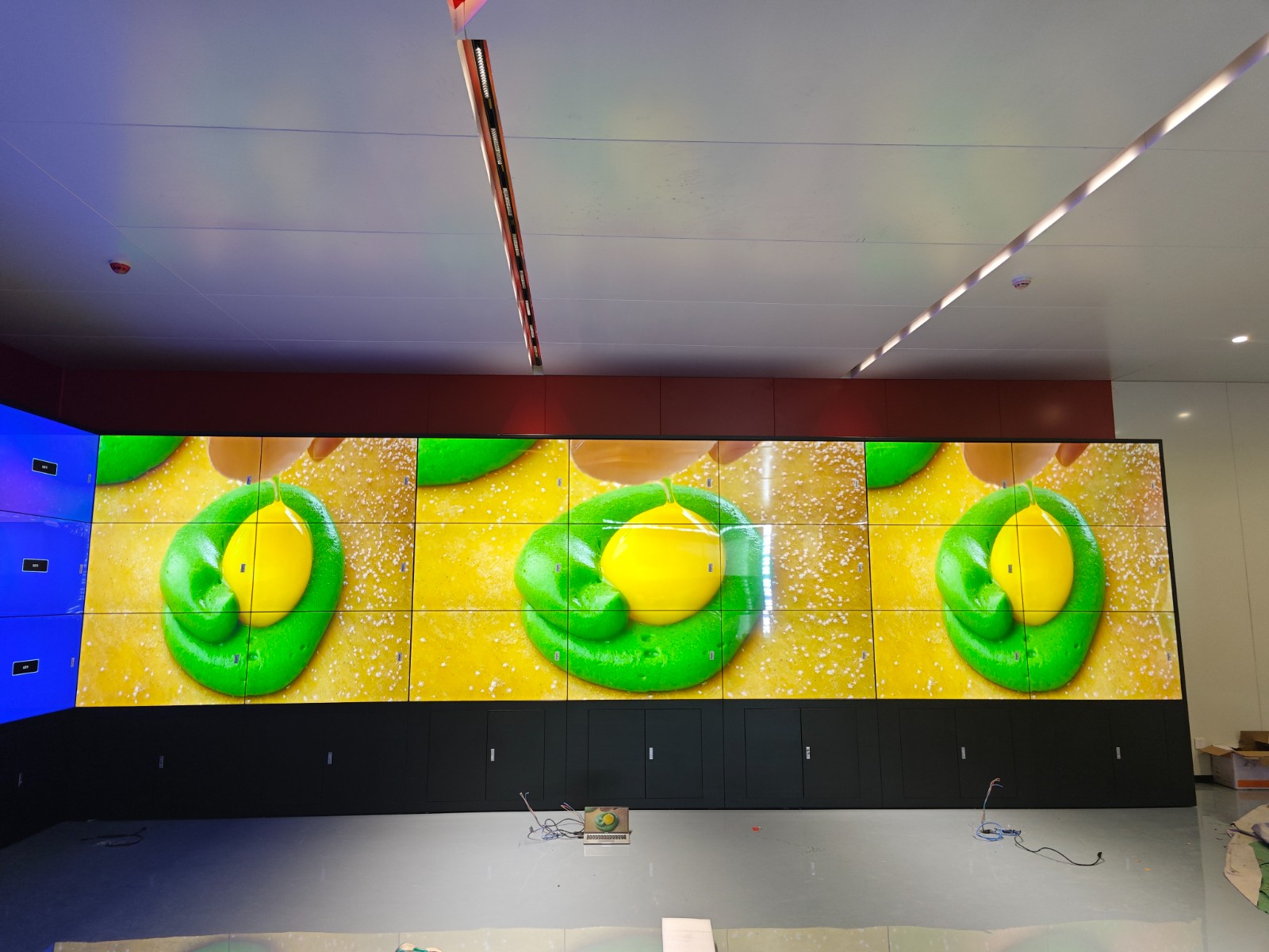 北京市55寸3x14拼接屏落地机柜安装