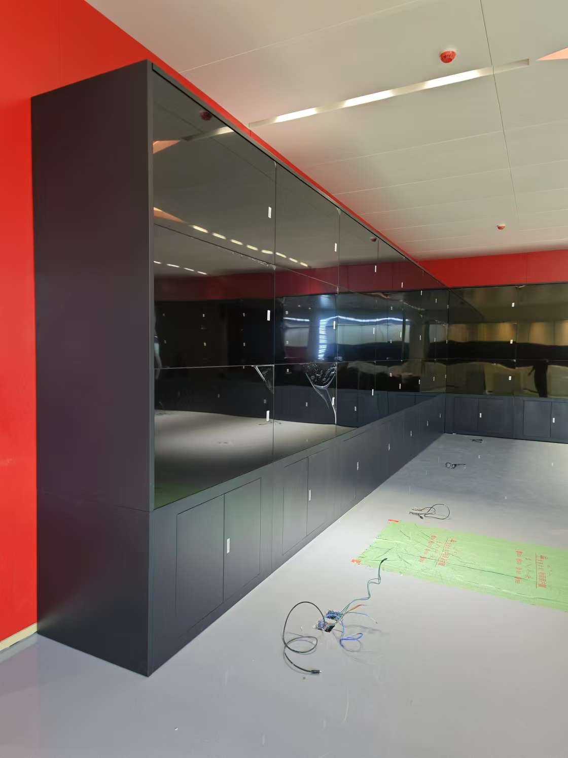 55寸3x14拼接屏落地机柜安装（左侧面）