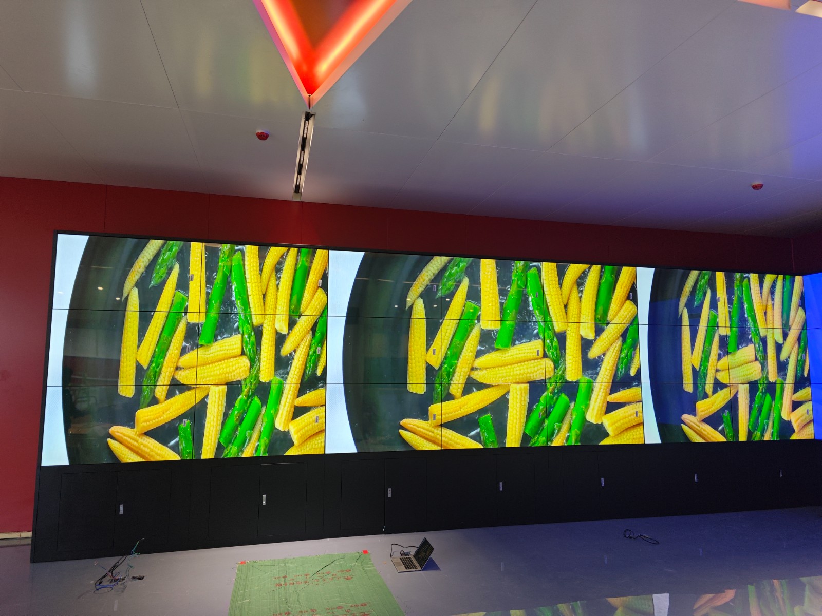 55寸3x14拼接屏大屏效果