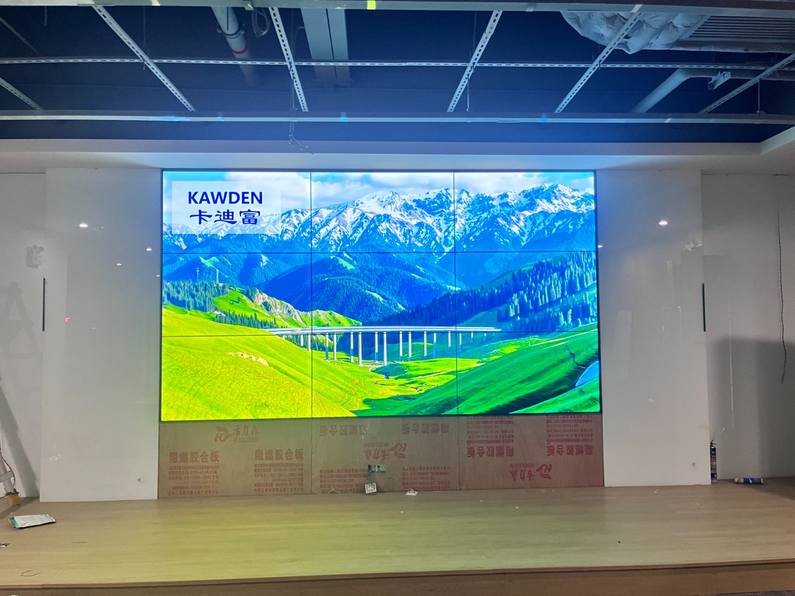 55寸1.8mm3X3液晶拼接屏实拍效果图片