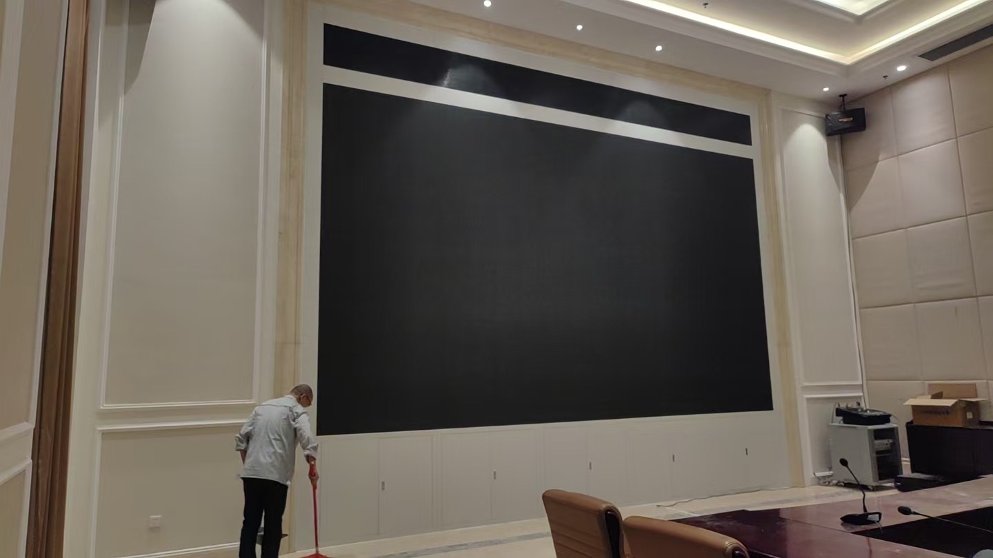 P1.53LED显示屏6080mX3040m钣金机柜+条屏安装