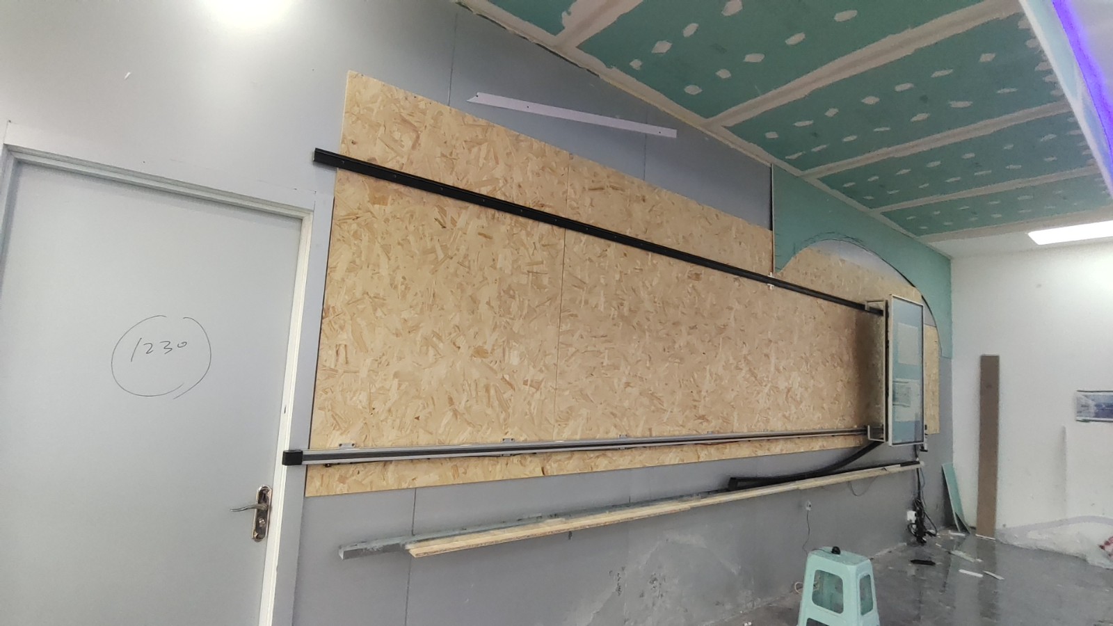 鄂尔多斯移动营业厅升级改造滑轨屏项目-55寸6米滑轨屏