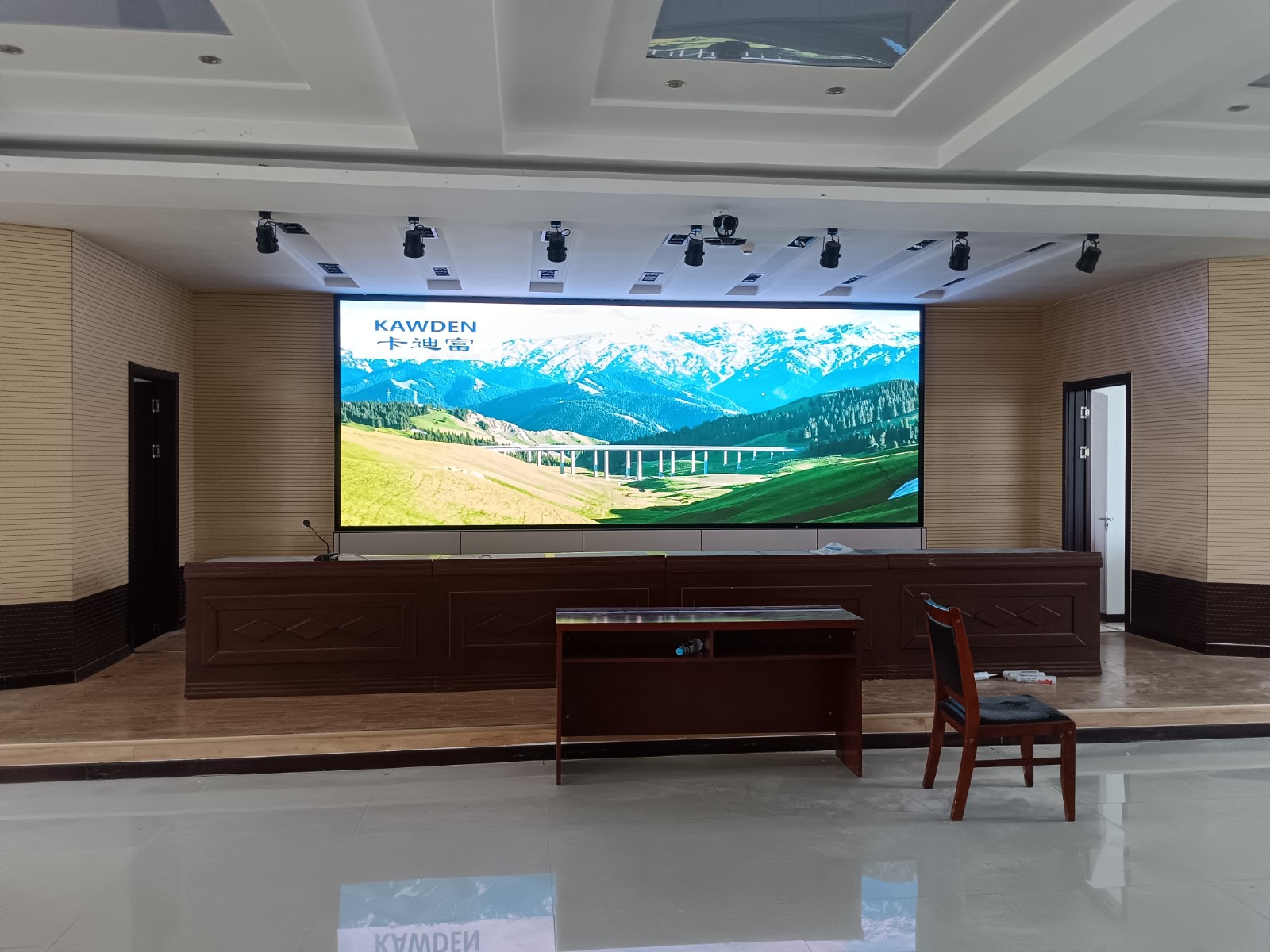 山西吕梁市会议礼堂大屏：卡迪富P1.53 LED显示屏的完美展示