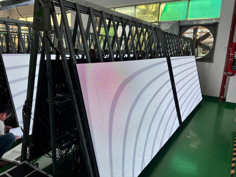 led显示屏厂家生产车间环境图片